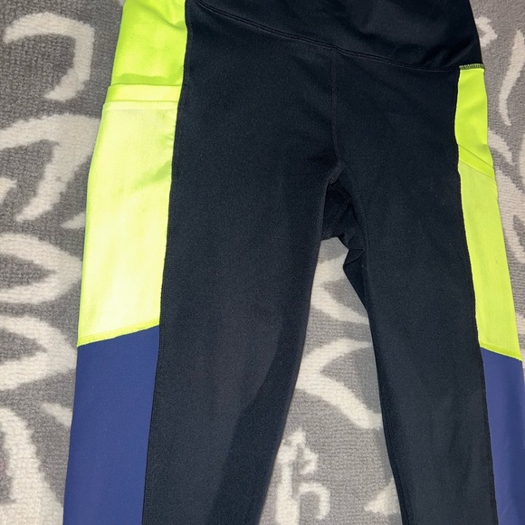 Size M Fabletics On-The-Go PowerHold High-Waisted Leggings Athletic Activewear - Picture 3 of 7